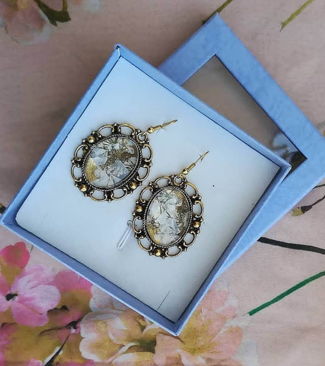 Šibenčanka Antonela izrađuje poseban nakit: 'Cvijeće uvene, ovako vječno živi u ogrlici'