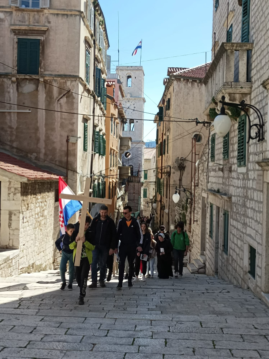 Križni put mladih Šibenske biskupije od katedrale do Okita