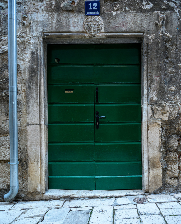 Društvo Juraj Dalmatinac obnovilo još jedan gotički portal s jedinstvenim nadvratnikom