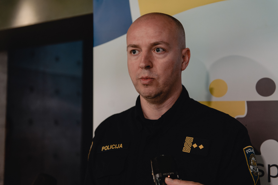 Ana Rucner u Arsenu svirala na violončelu od dragovoljno predanog ilegalnog oružja