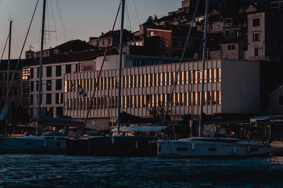 U očaravajućem zalasku uz orkansku buru neki su uživali u kratkim hlačama