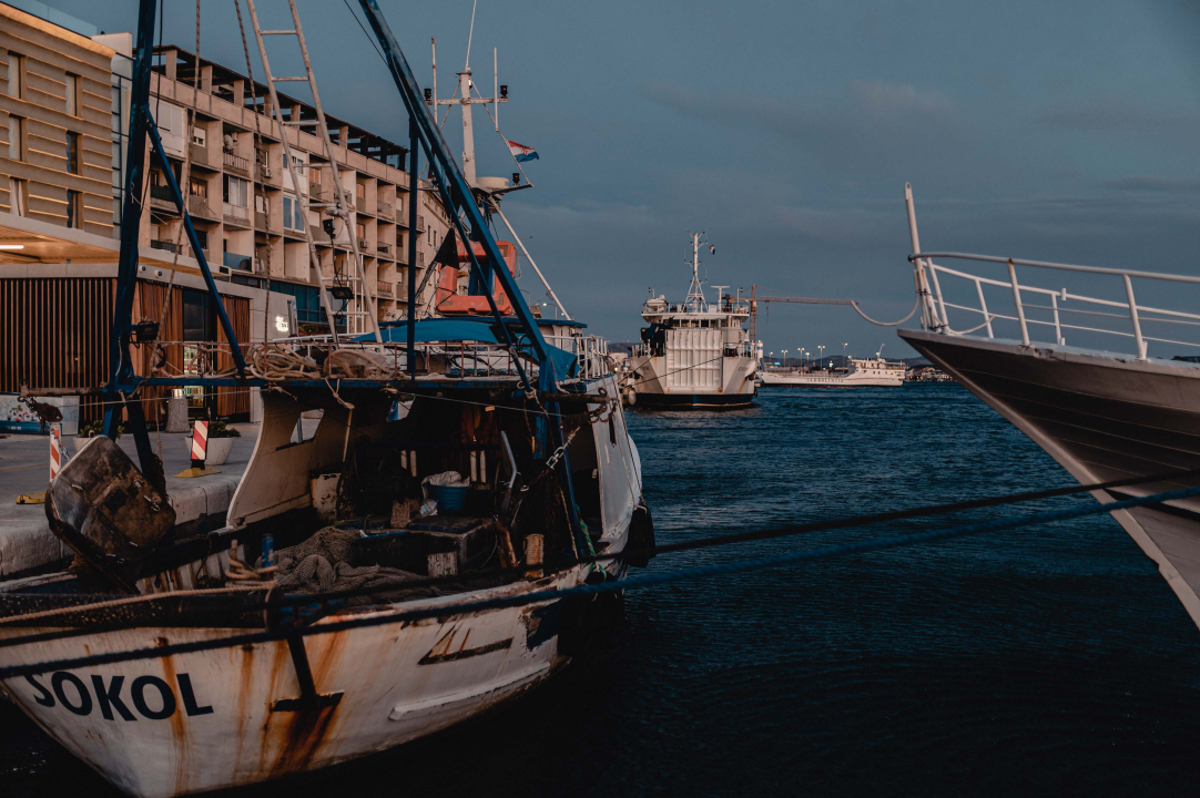 U očaravajućem zalasku uz orkansku buru neki su uživali u kratkim hlačama