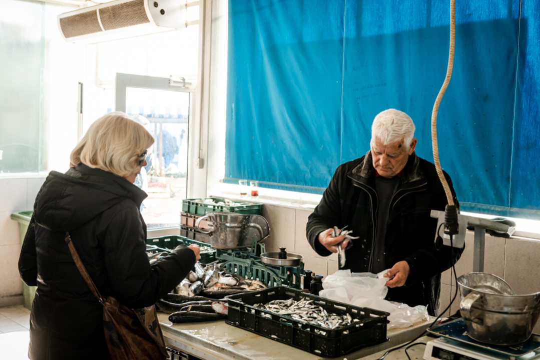 Bura učinila svoje: Veliki petak je, ali ponuda na šibenskoj peškariji nije bila bogzna što 