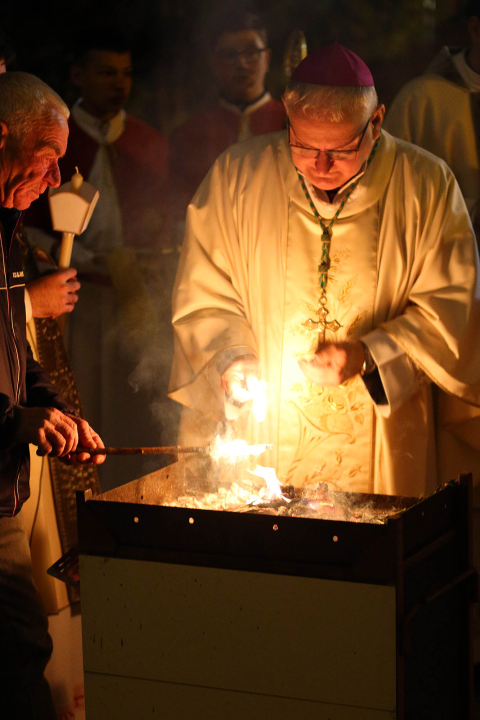Biskup predvodio vazmeno bdijenje, četiri para vjenčana