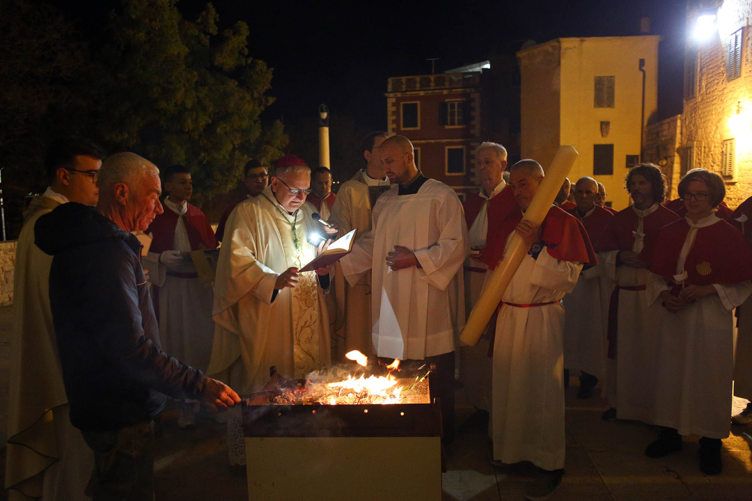 Biskup predvodio vazmeno bdijenje, četiri para vjenčana