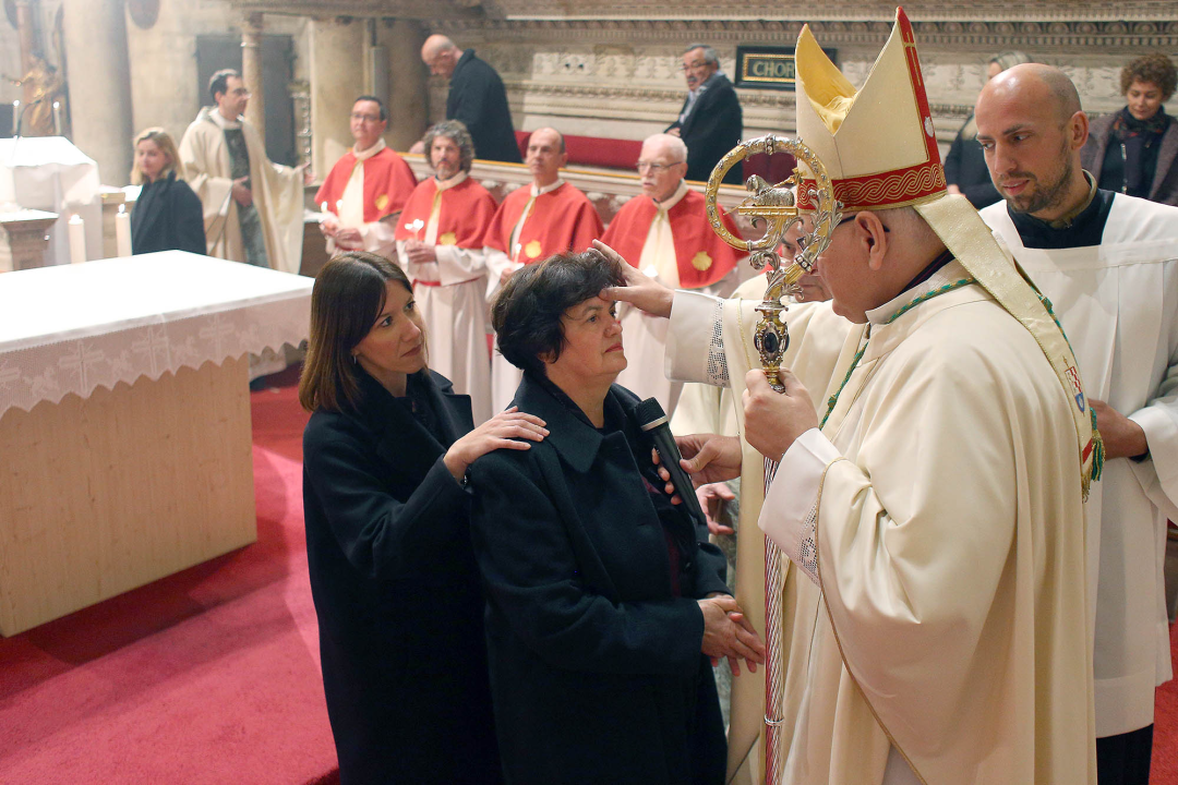 Biskup predvodio vazmeno bdijenje, četiri para vjenčana