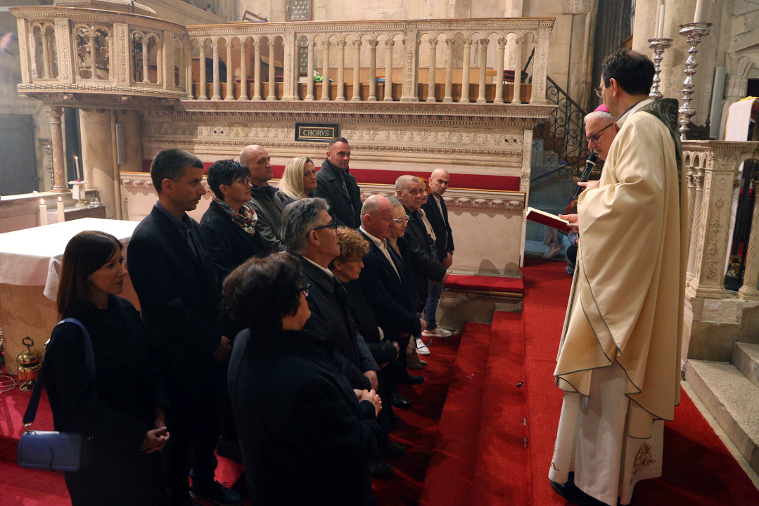 Biskup predvodio vazmeno bdijenje, četiri para vjenčana