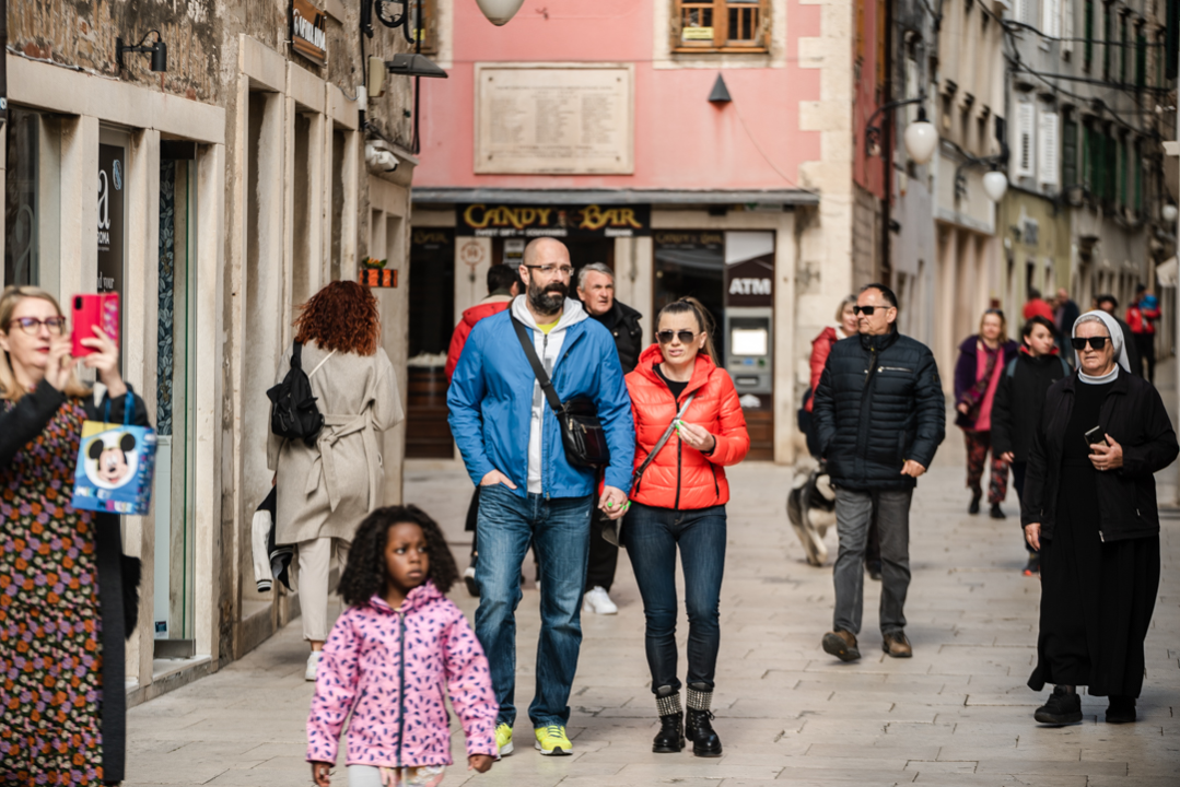 Tradicionalni šibenski Uskrsni doručak uz mega fritaju, domaća jela i slastice 