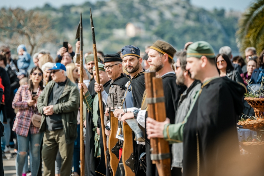 Tradicionalni šibenski Uskrsni doručak uz mega fritaju, domaća jela i slastice 