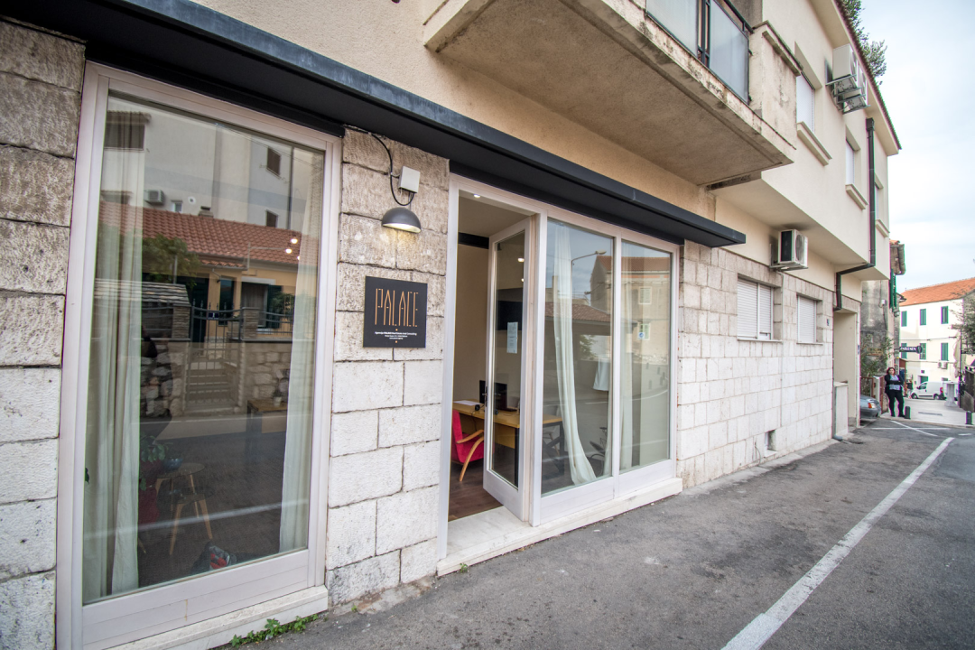 Prodaje se prostrani stan na jedinstvenoj lokaciji u centru Šibenika!