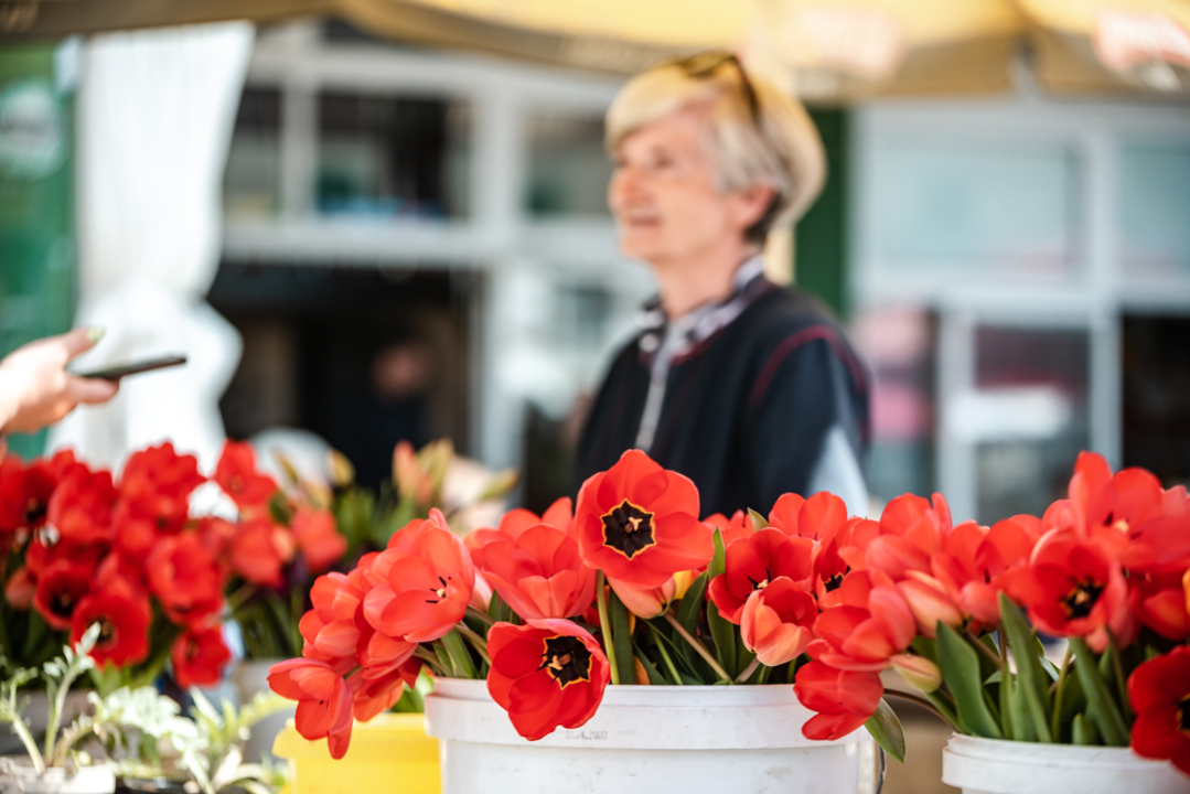 Radmila na šibenskoj pijaci više od 20 godina prodaje cvijeće: 'Sve što zaradim trošim na putovanja'