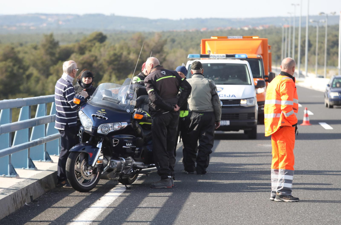 Teže ozlijeđen motociklist, suvozačica se bori za život: Od siline udara preletjeli na suprotnu traku autoceste