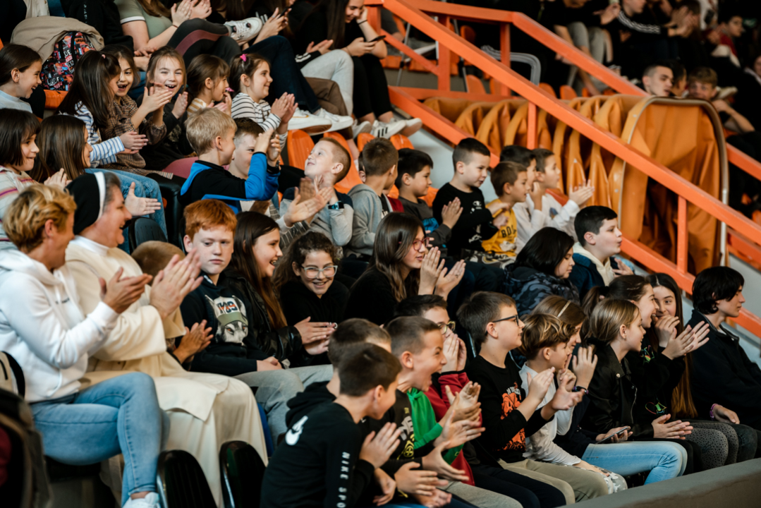 Tribine na Baldekinu pune, policija zauzela teren: Tko želi postati policajac?