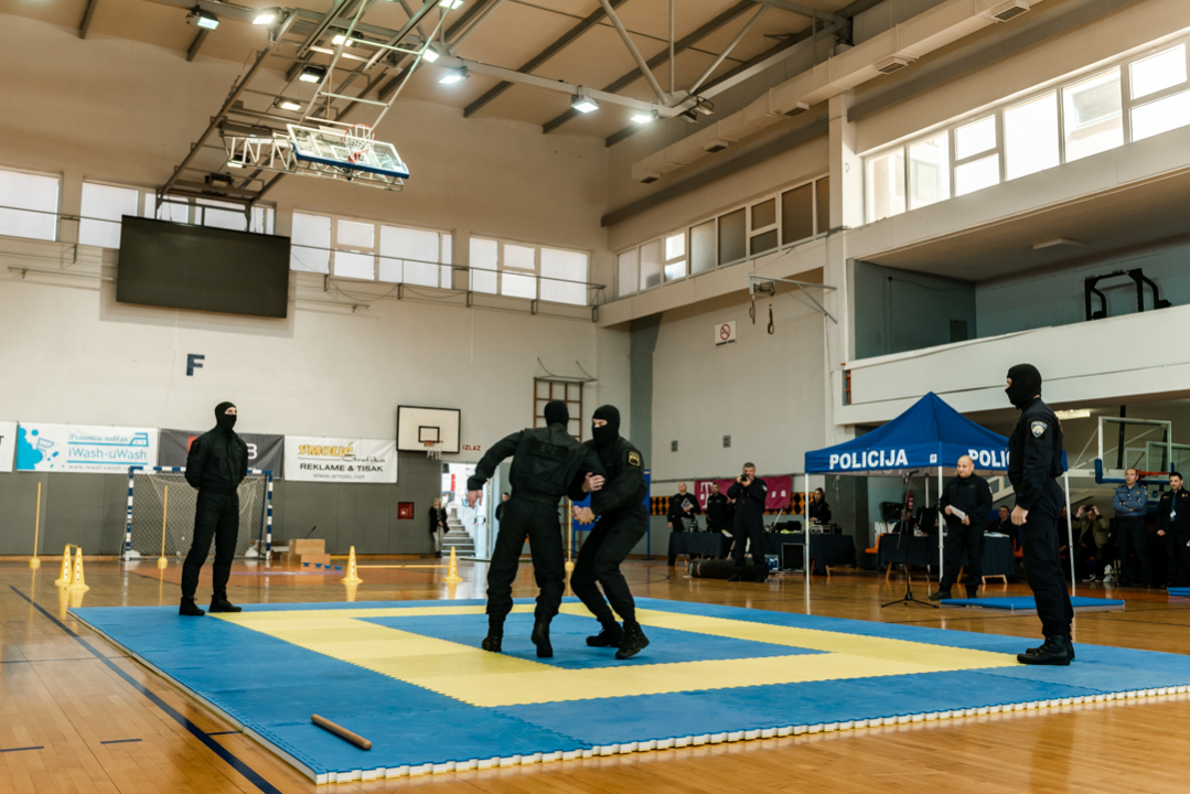 Tribine na Baldekinu pune, policija zauzela teren: Tko želi postati policajac?