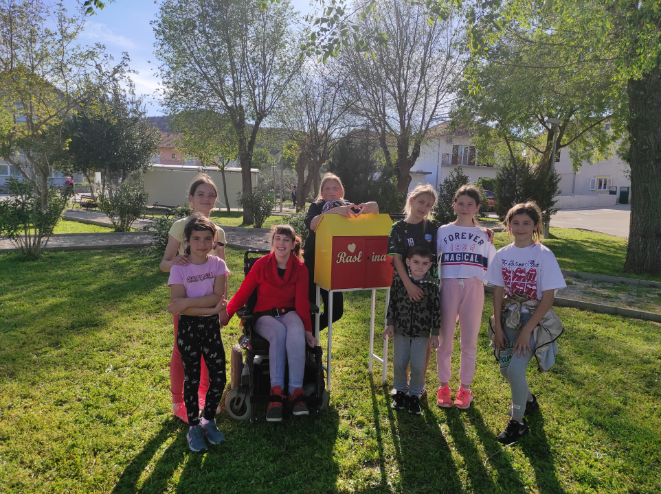 Vrijedne ruke ekipe šibenske udruge Aurora izradile kućicu za knjige  