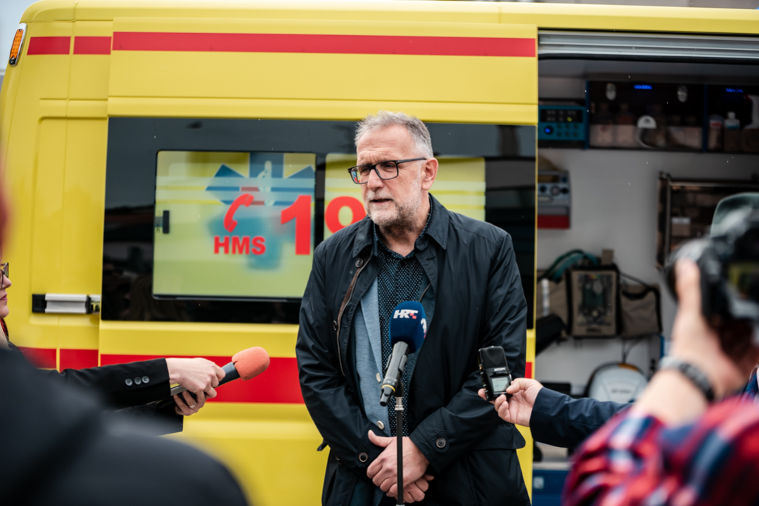 Župan Jelić predao sanitetsko vozilo Zavodu za hitnu medicinu: ‘Sigurnost vozača i pacijenata nam je na prvom mjestu'