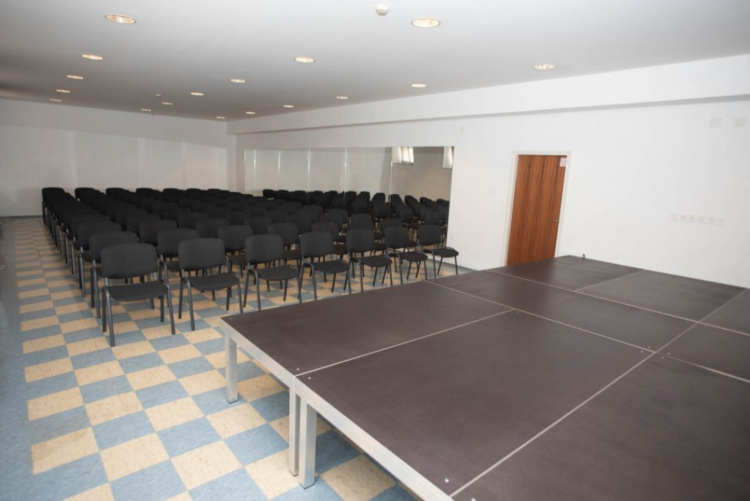 Stari prostor kninske knjižnice opremljen binom i stolicama za kazališne predstave