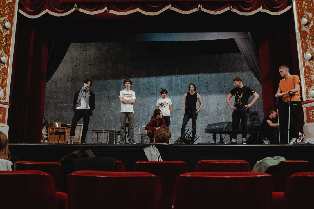 Premijera šibenske 'dice': Diletanti se u 'Kaubojima' natječu za Warholovih petnaest minuta slave 