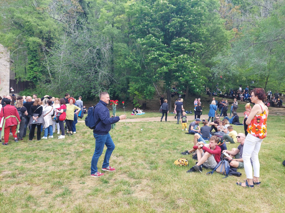 SDP-ovci na Praznik rada dijelili karanfile posjetiteljima na Skradinskom buku: 'Radnička prava ujedno su i ljudska prava' 