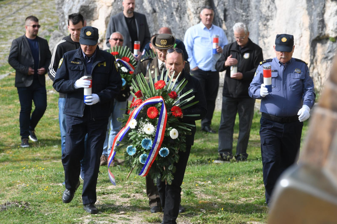 Polaganjem vijenaca na Kninskoj tvrđavi obilježena 32. obljetnica napada na Potkonje i Vrpolje   