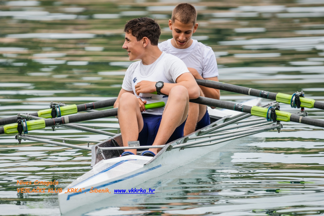 Veslači Krke u Makarskoj na Kupu Dalmacije osvojili 14 medalja