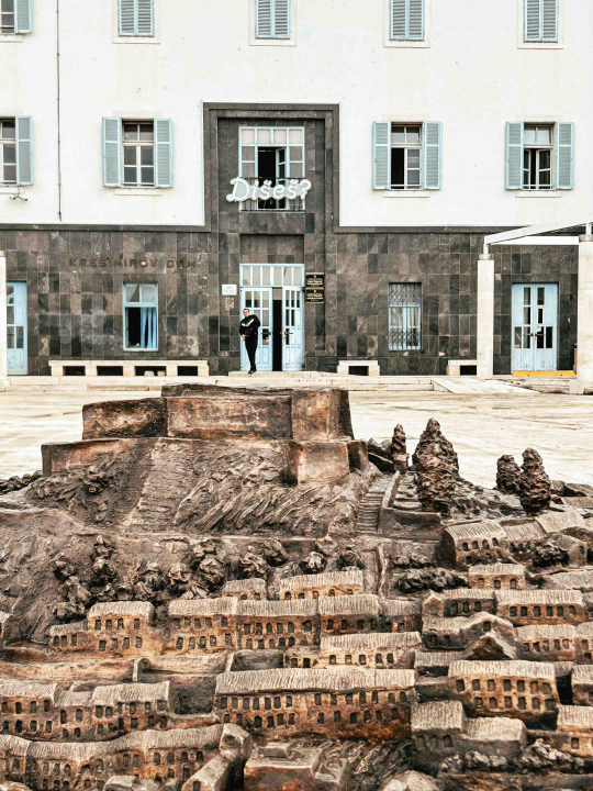 Saznali smo detalje neonskog natpisa 'Dišeš?' na Krešimirovom domu, autorica je Ana Elizabet