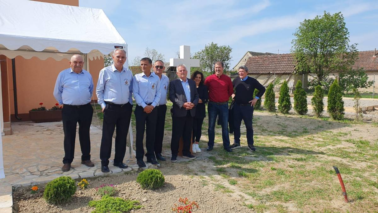 Vukšićki bećari donirali kameni križ, krstionicu i benkovački kamen za novu crkvu u Baranji