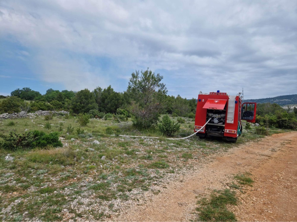 Ugašen požar kod zone Podi, izgorjelo 5 hektara