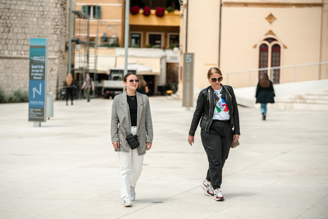 Sređene sugrađanke pokazale trendi kombinacije savršene za proljetne dane 