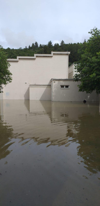 Voda ušla u srednju školu u Obrovcu, do osnovne se ne može ni prići