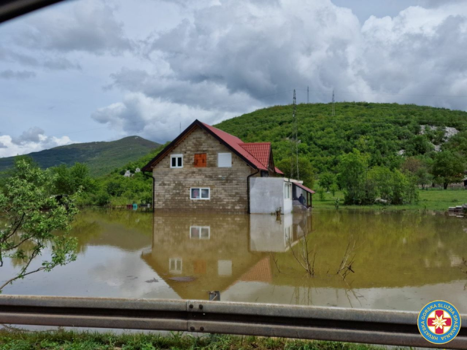 HGSS Šibenik sudjeluje u spašavanju na poplavljenim područjima: 'Ostajemo u danonoćnom dežurstvu'