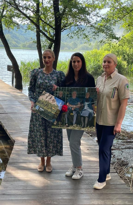 Krka spaja generacije: U NP 'Krka' ispunili želju posjetiteljici i poklonili joj staru bakinu fotografiju 