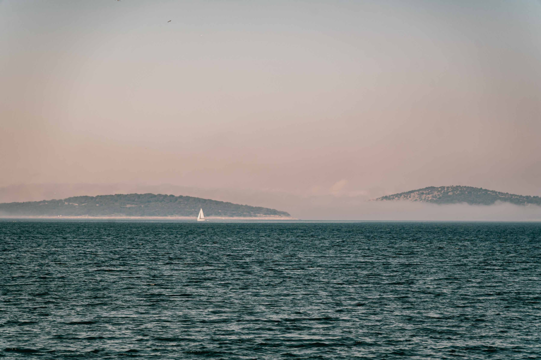 Nestvarni prizori s Tijata: Obonjan i Zmajan ‘lebde’ nad morem prekrivenim maglom