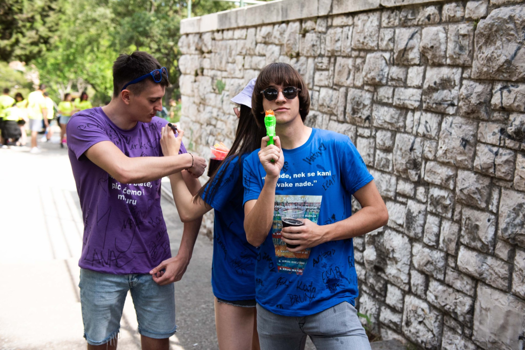 Danas je njihov dan: Maturanti se od jutra okupljaju ispred svojih škola