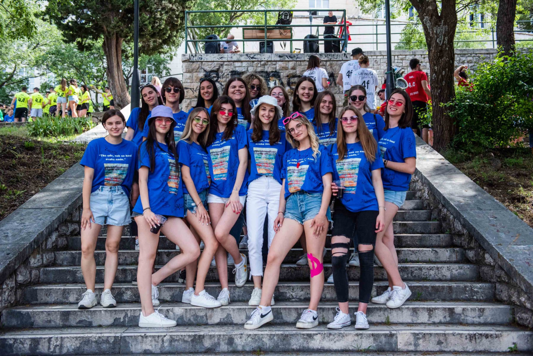 Danas je njihov dan: Maturanti se od jutra okupljaju ispred svojih škola