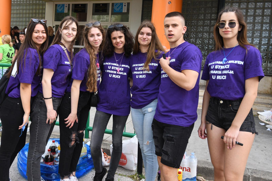 Danas je njihov dan: Maturanti se od jutra okupljaju ispred svojih škola