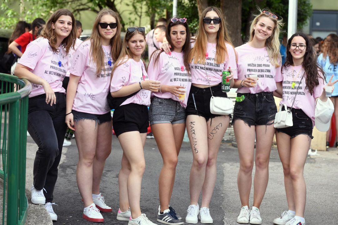 Danas je njihov dan: Maturanti se od jutra okupljaju ispred svojih škola