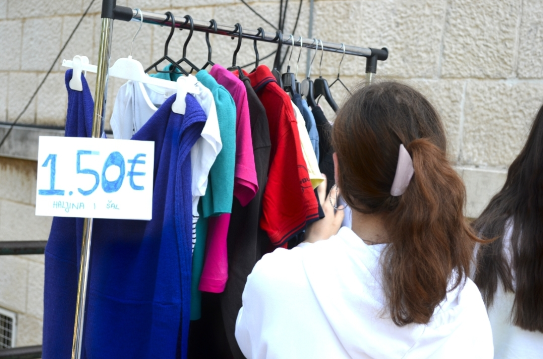 Gimnazijalci organizirali humanitarni buvljak, prikupljena sredstva namijenili Dolores Buri