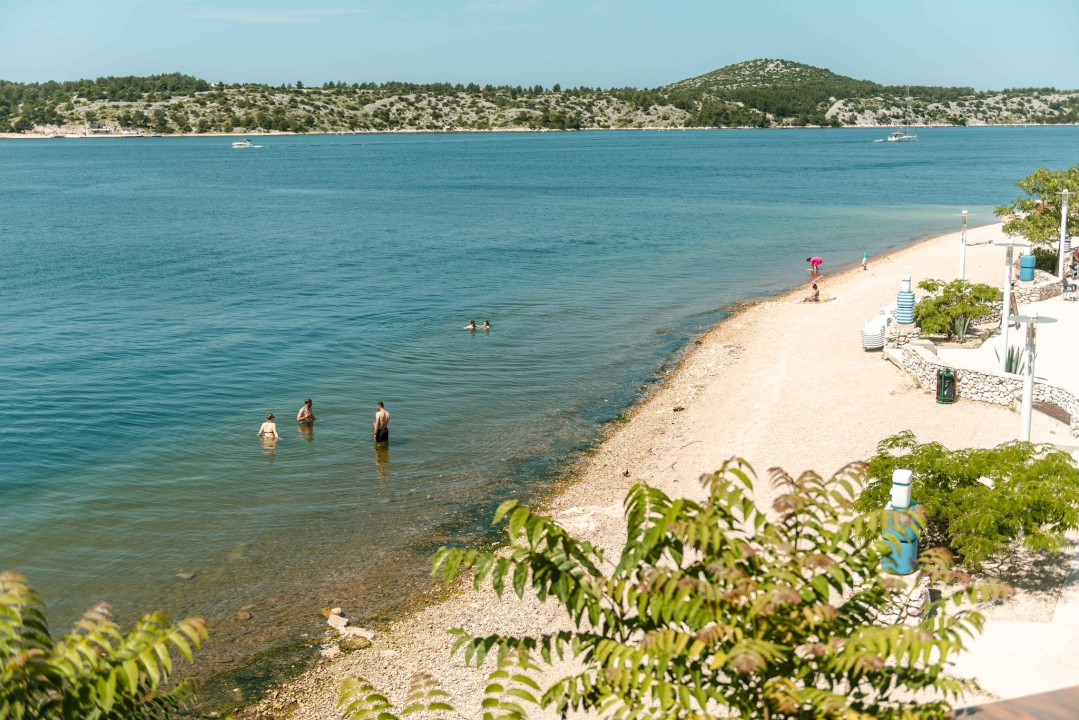 Polomljene daske i puknuta žica: Plaža Banj nije spremna za sezonu, iz Grada obećavaju da će za pet-šest dana sve ušminkati 