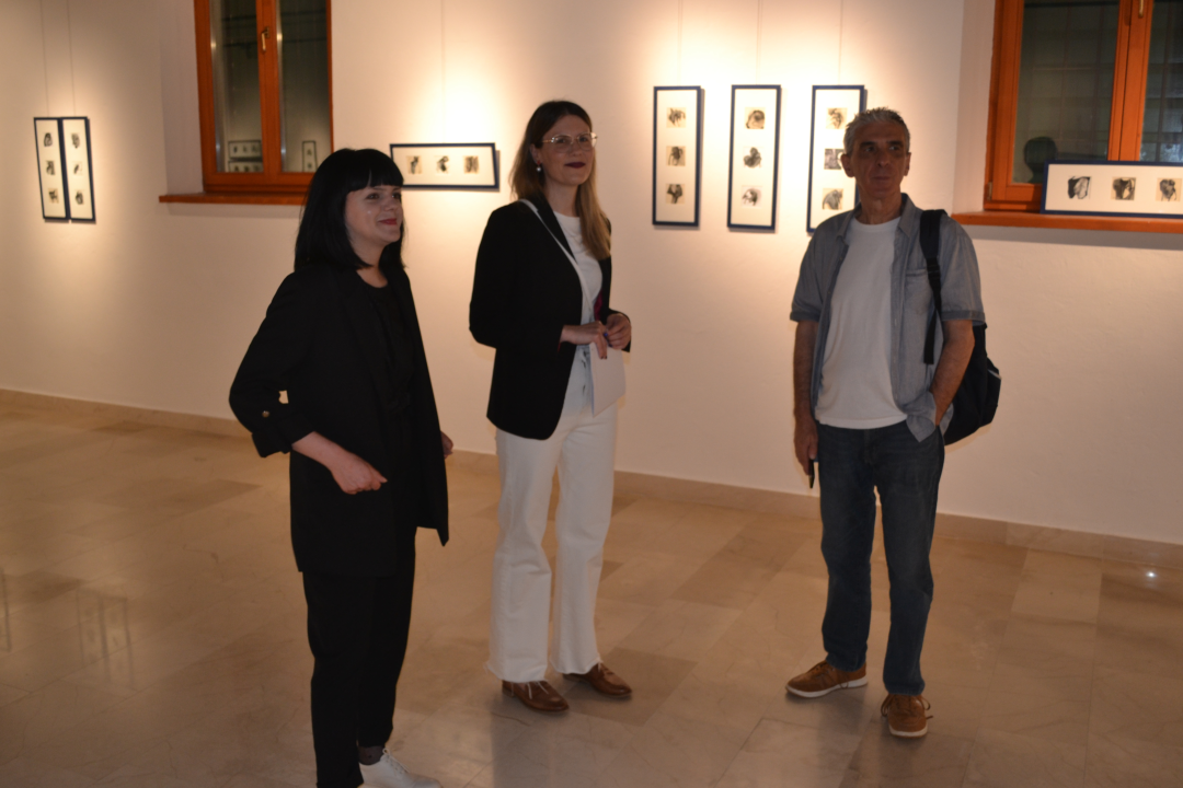 U galeriji Kninskog muzeja otvorena izložba crteža naziva 'Misli' akademske grafičarke Katarine Galić 