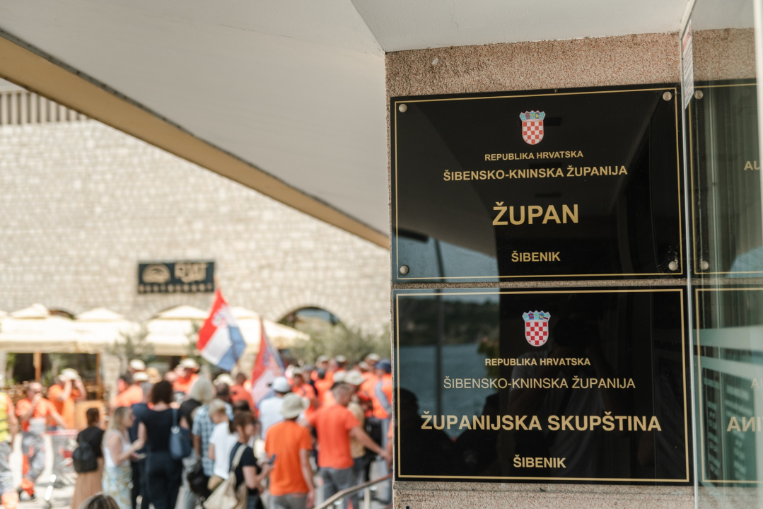Štrajk radnika Cesta Šibenik preselio se županu pod prozor, on tvrdi: 'Iza svega stoji HDZ!'