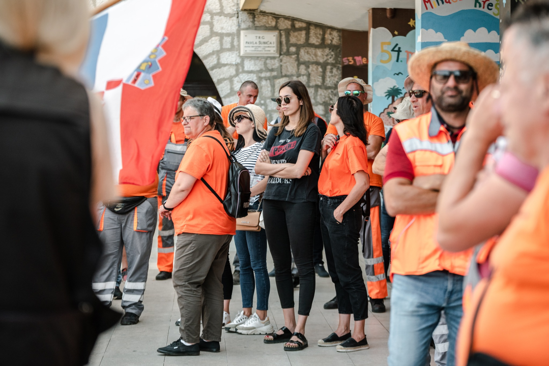 Štrajk radnika Cesta Šibenik preselio se županu pod prozor, on tvrdi: 'Iza svega stoji HDZ!'