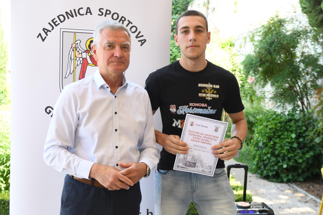 Druženje gradonačelnika i mladih, uspješnih šibenskih sportaša u vrtu Sv. Lovre