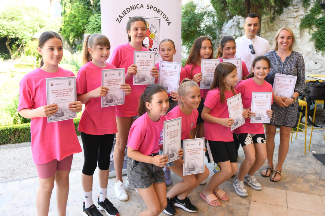 Druženje gradonačelnika i mladih, uspješnih šibenskih sportaša u vrtu Sv. Lovre