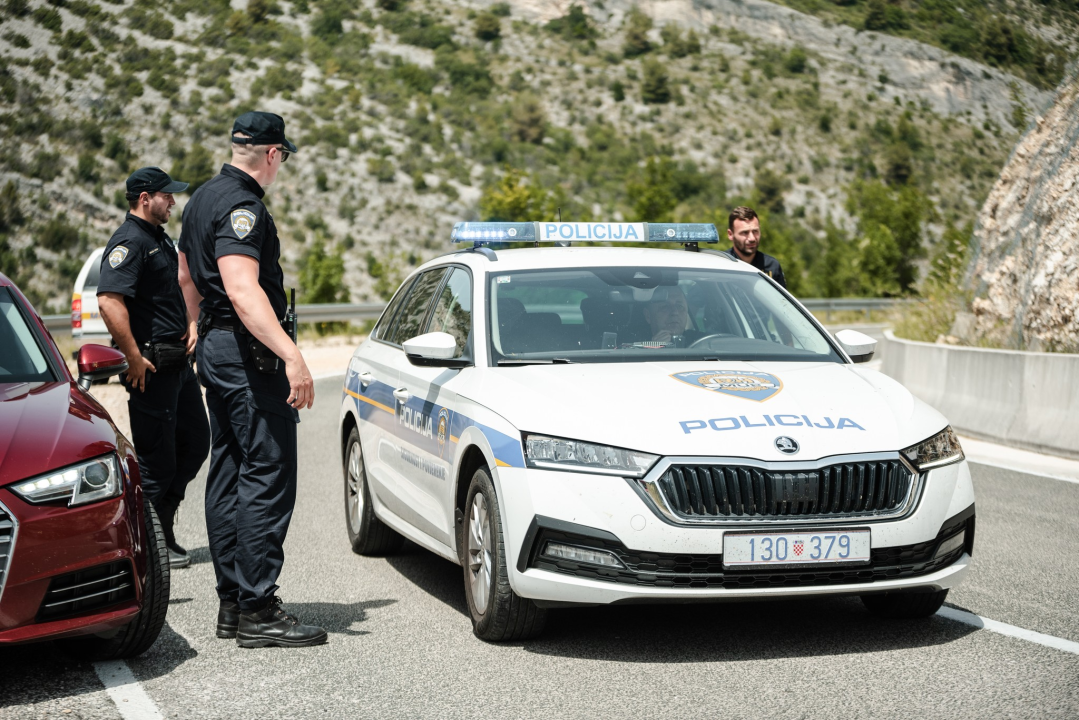 Helikopter koji se srušio u kanjon Čikole zapeo za zipline: Traje potraga za trećim putnikom, uskoro istraga
