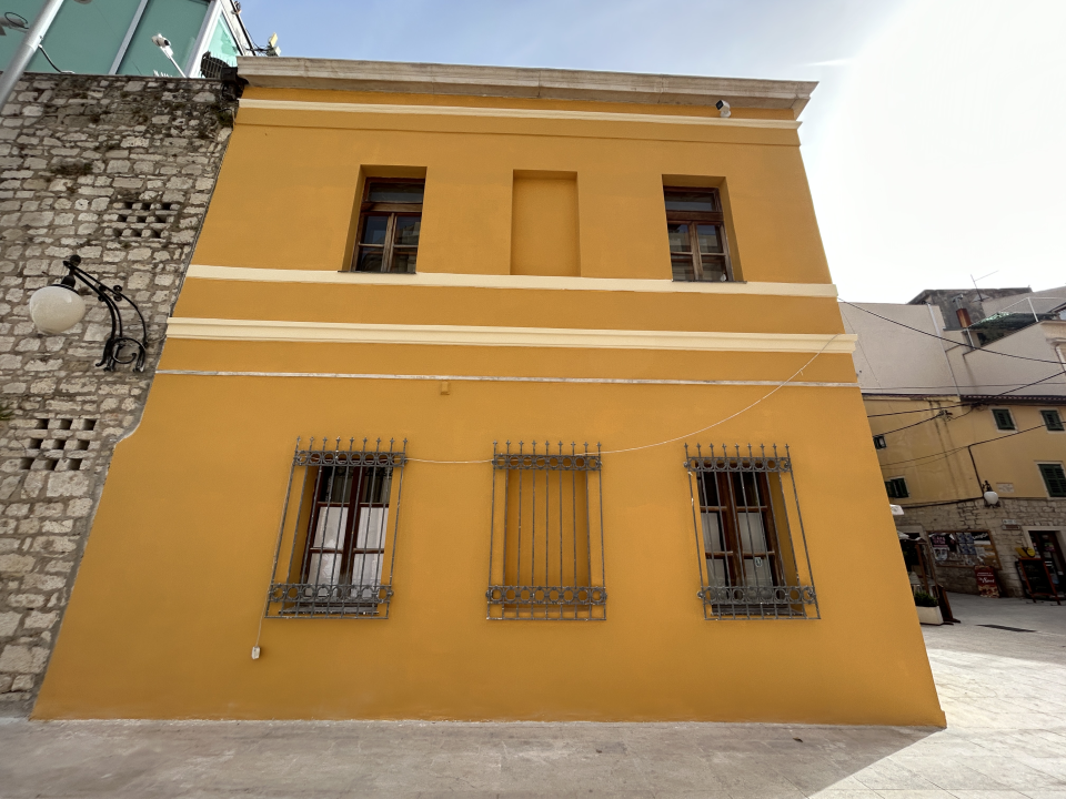 Uklonjena skela: Kako vam se sviđa nova boja bivše Jadranske banke na početku Kalelarge?