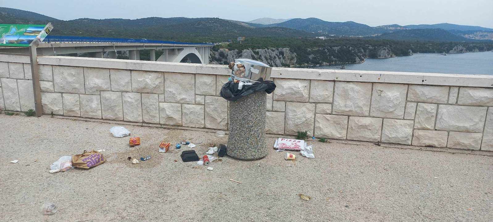 Uz prepune kante smeća, sa Šibenskog mosta pruža se prekrasna panorama Šibenika