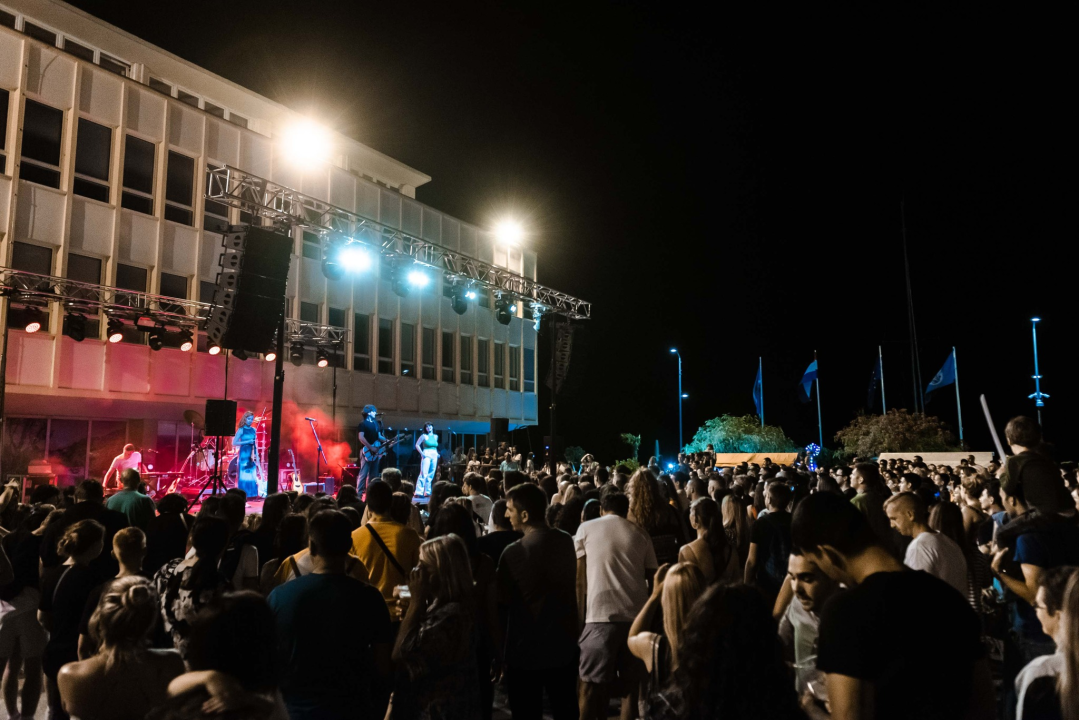 Šibenska noć napunila ulice ljudima koje je rasplesao bend Silente!