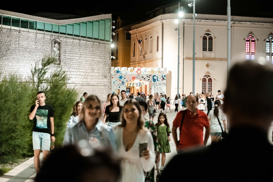 Šibenska noć napunila ulice ljudima koje je rasplesao bend Silente!