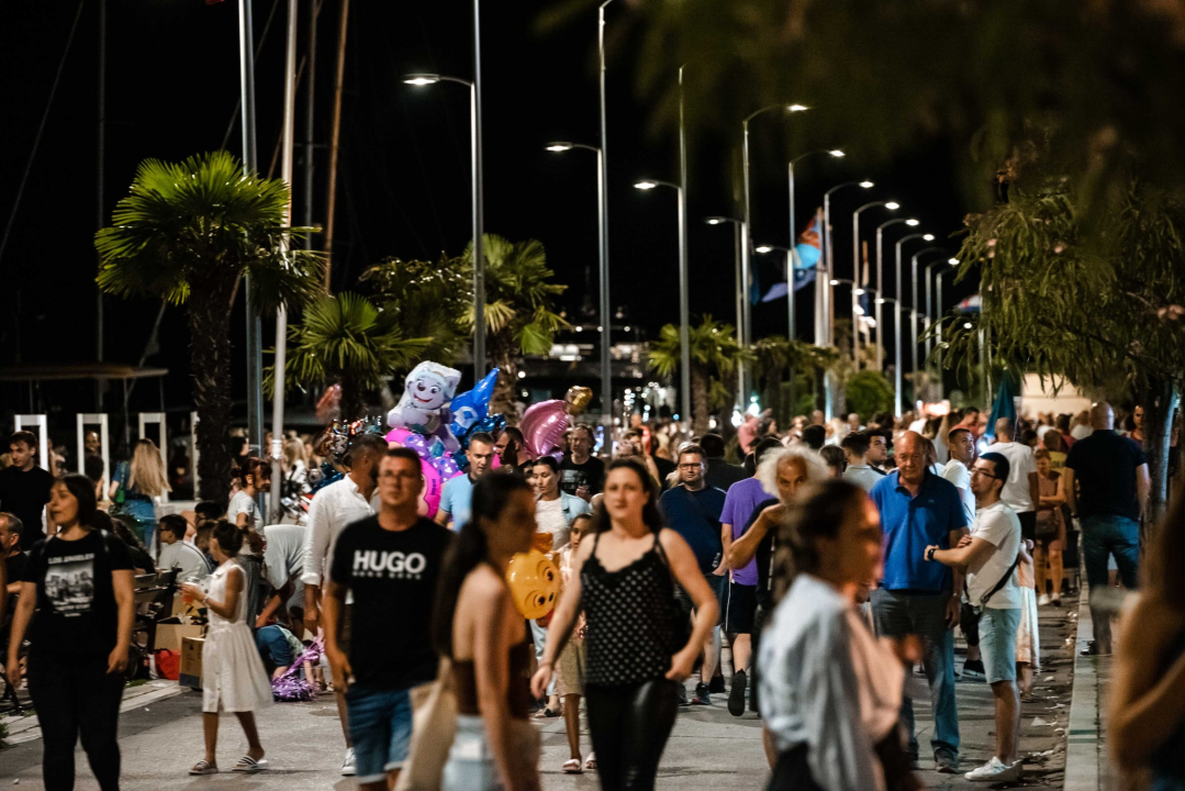 Šibenska noć napunila ulice ljudima koje je rasplesao bend Silente!